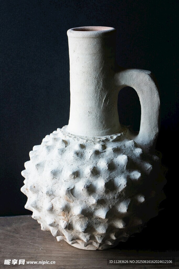 獨(dú)特紋理白色陶瓷花瓶