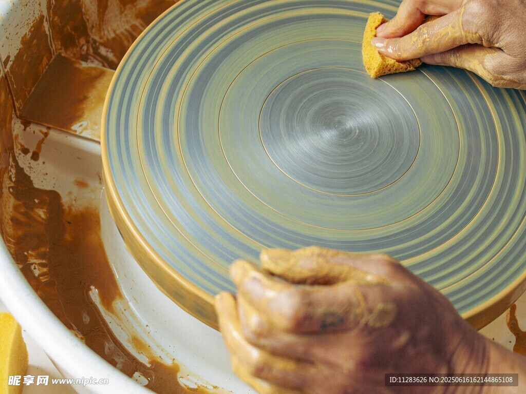 手工陶藝制作中的拉坯瞬間