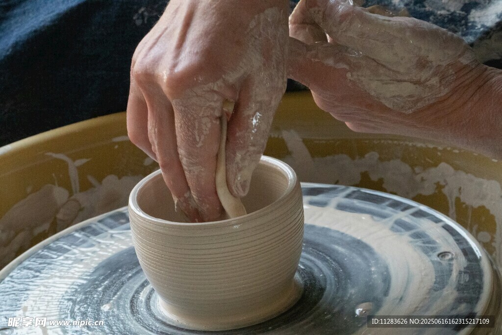 手工陶藝制作中的塑形瞬間