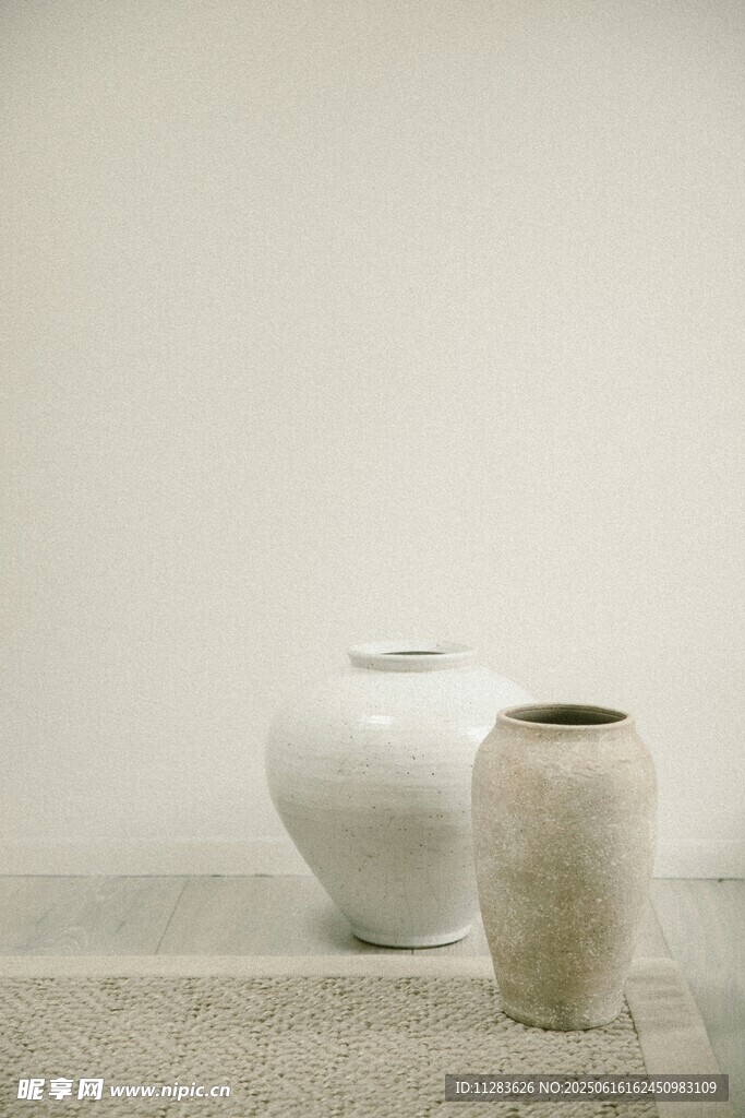 簡約白瓷花瓶靜物展示