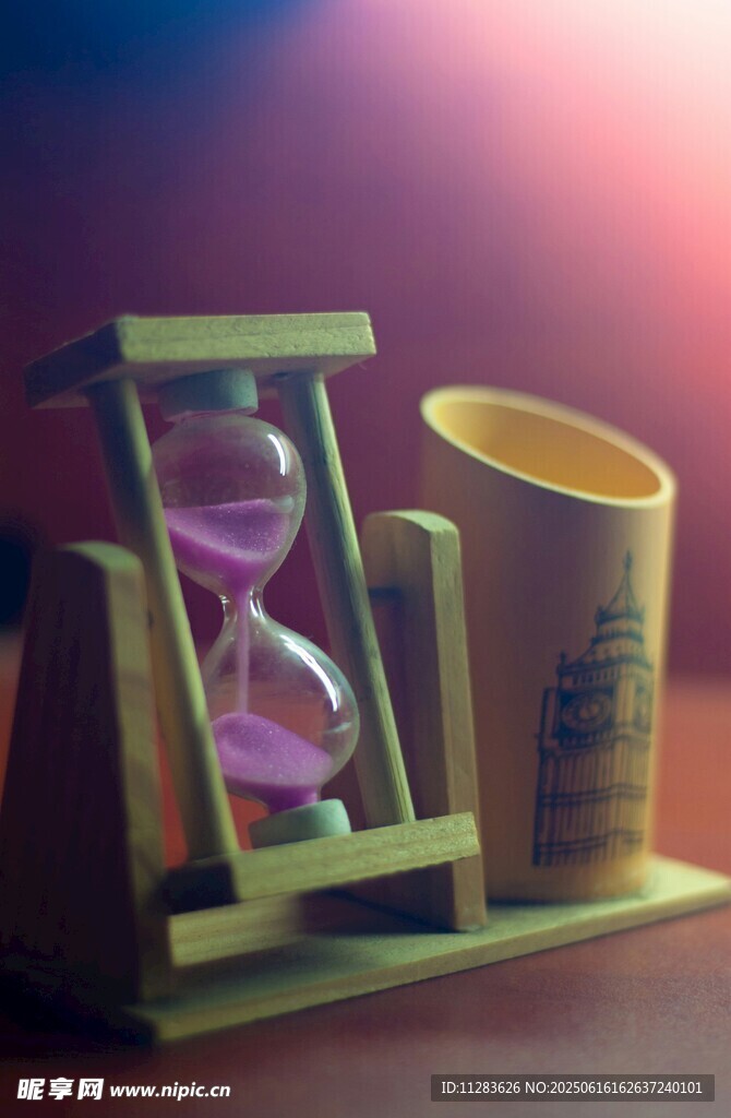 沙漏與紙杯的靜謐組合
