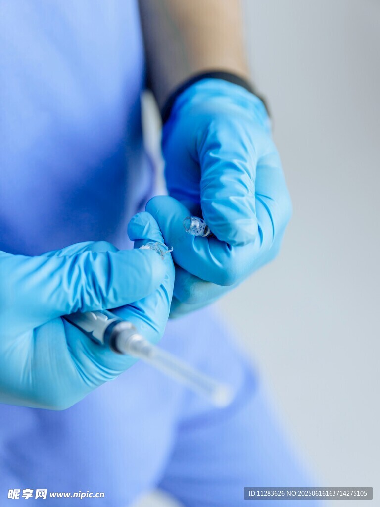 醫護人員手持注射器