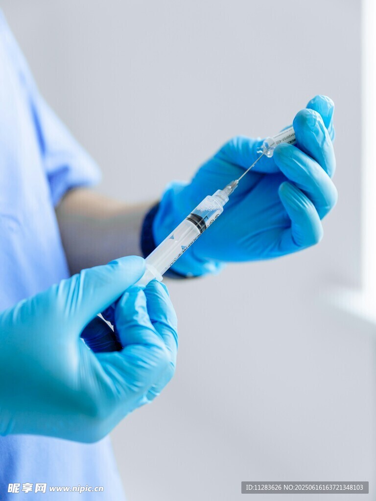 醫護人員手持注射器準備注射