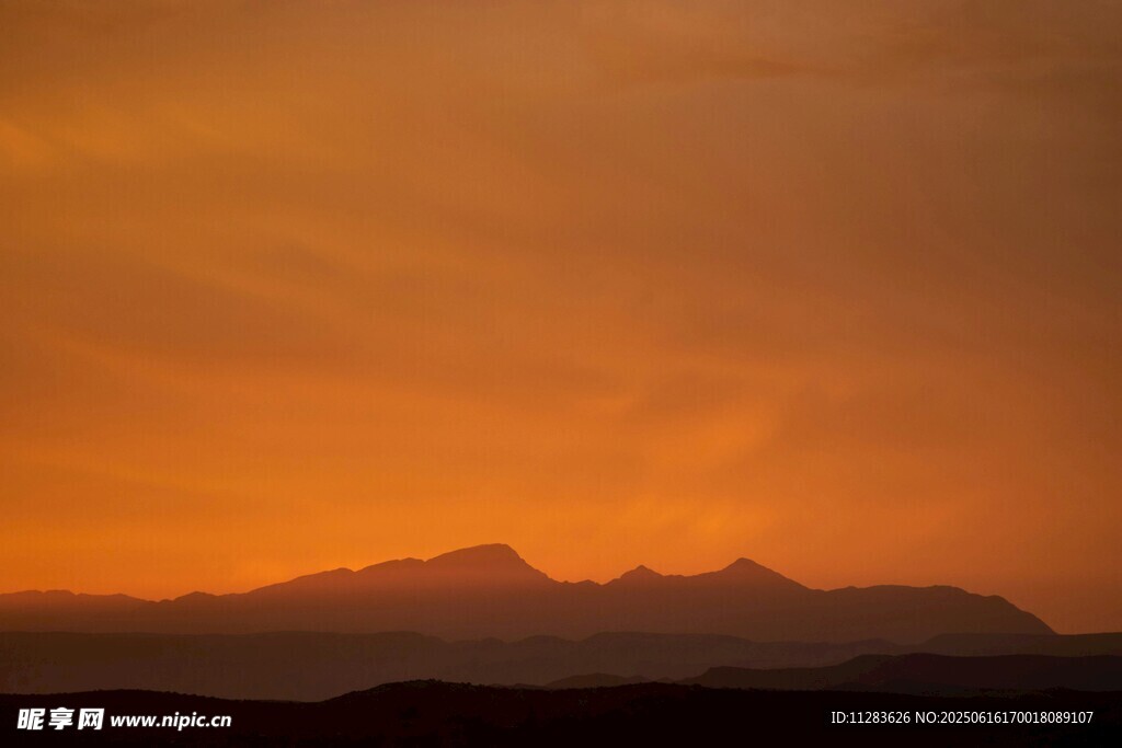夕陽下的山巒美景