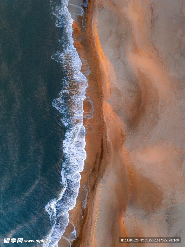 海浪輕吻沙灘的美麗瞬間