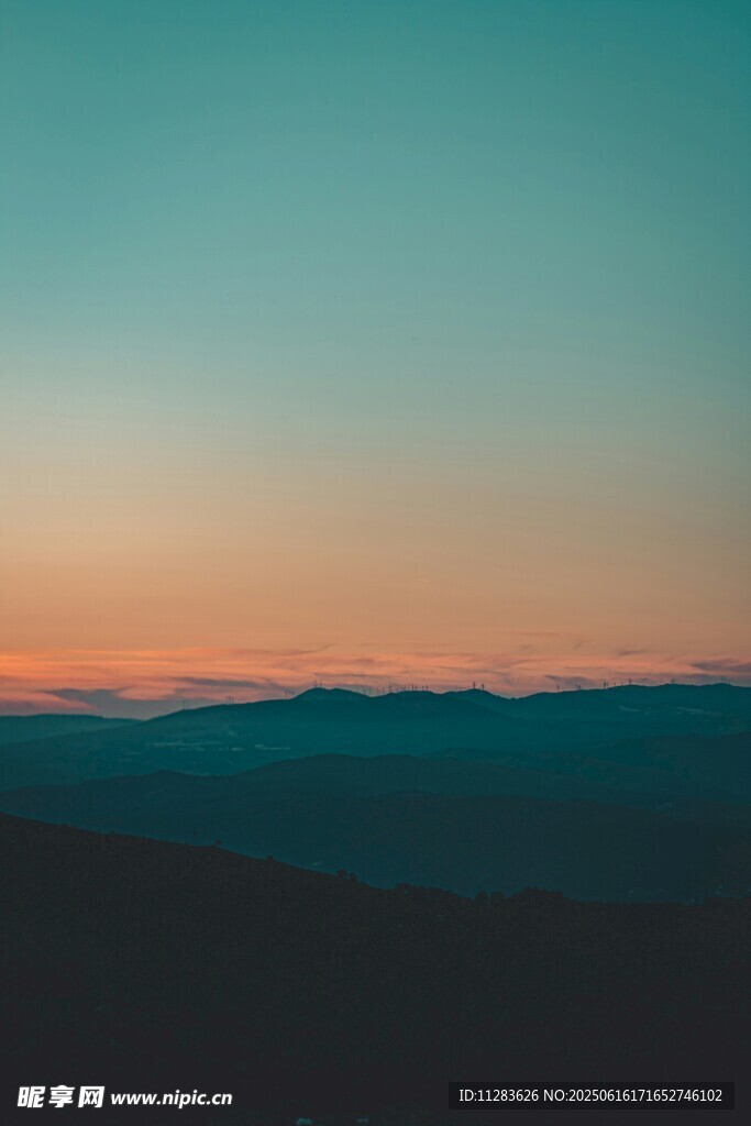 黃昏時(shí)分的山巒美景