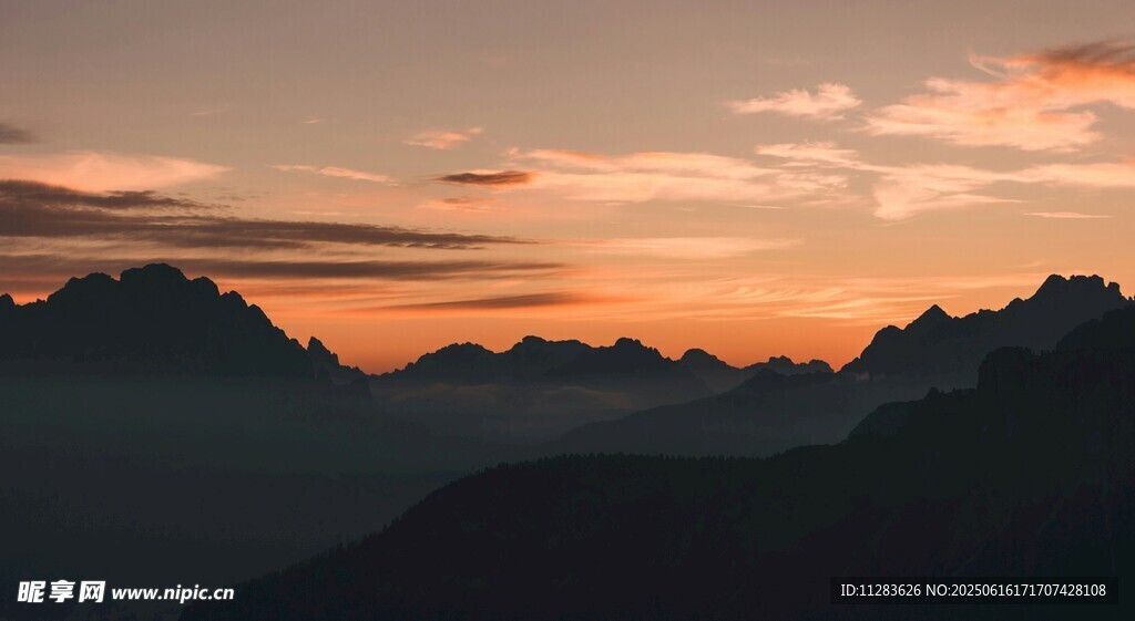 日落時分的壯麗山巒景色