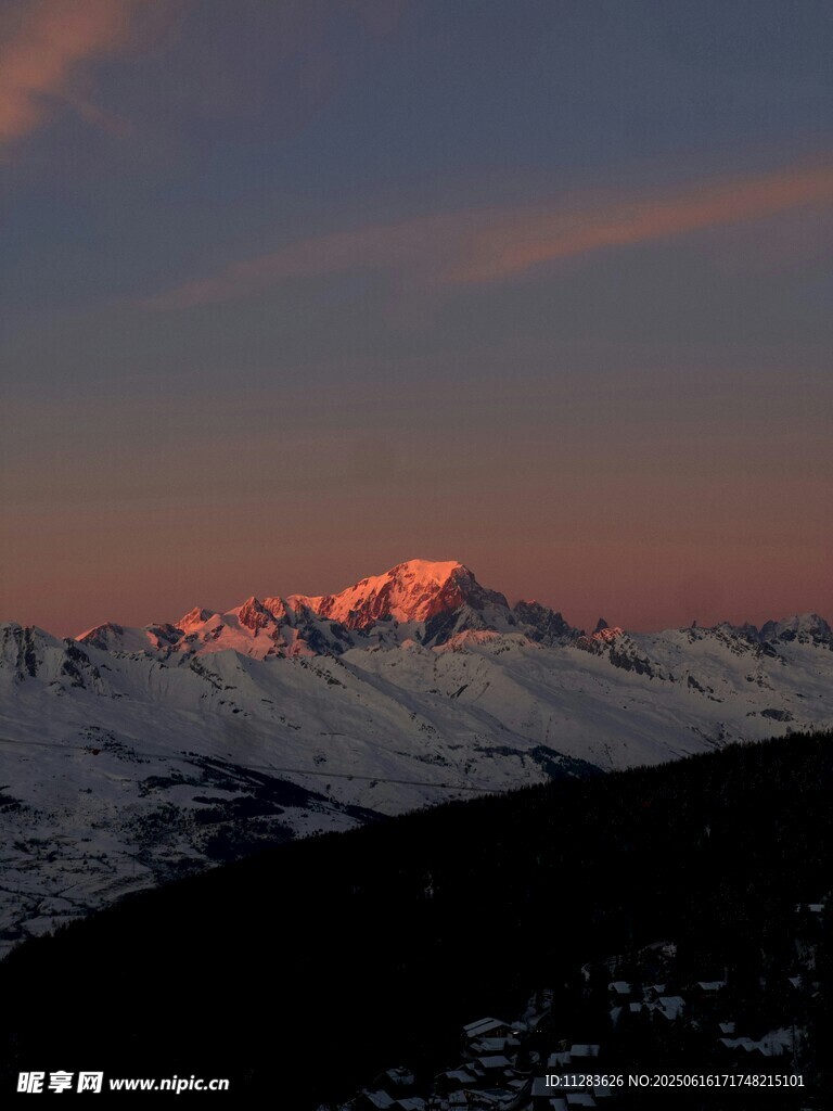 雪山日落美景