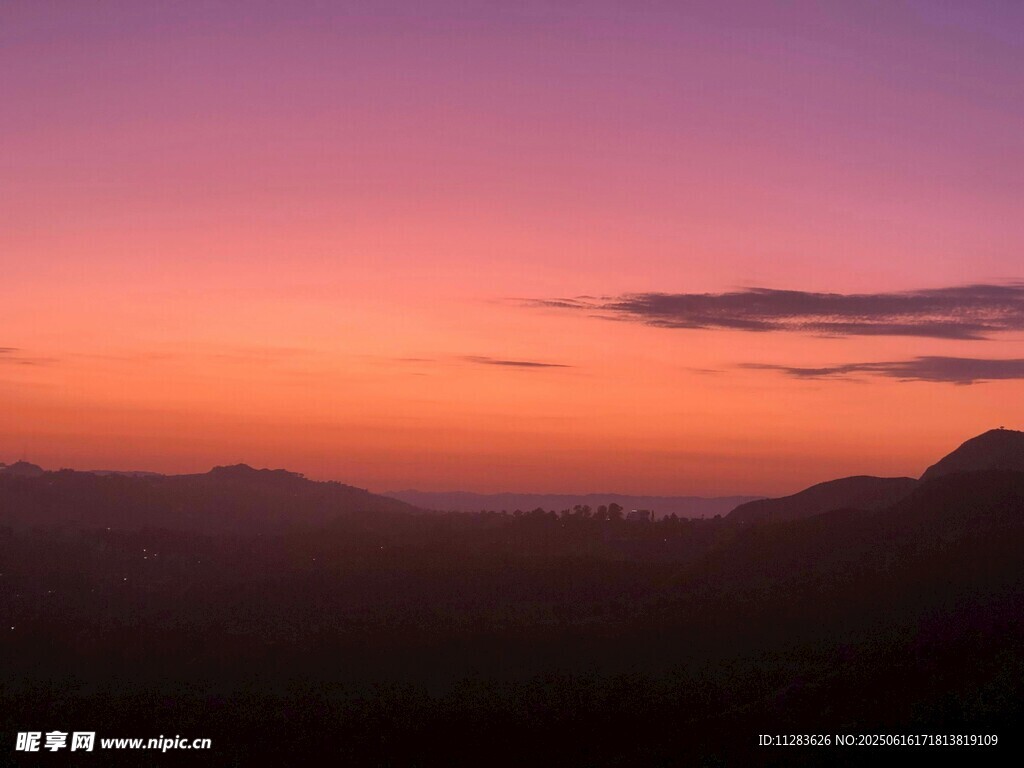 黃昏時(shí)分的山巒美景