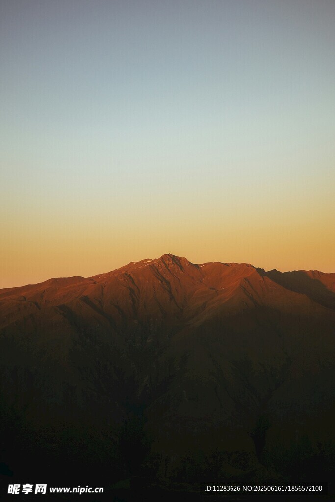 黃昏下的山巒美景