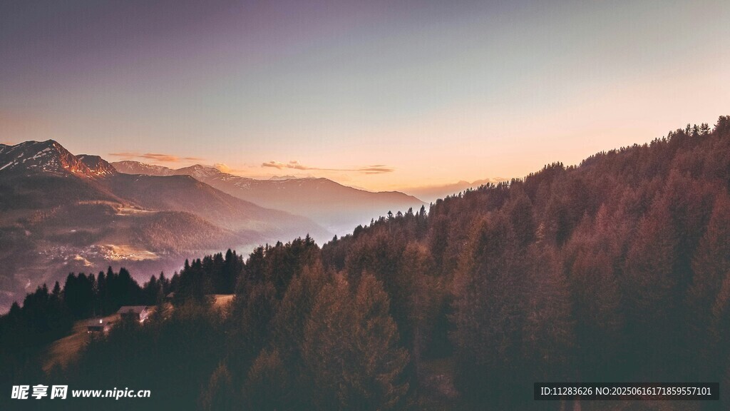 山間暮色美景