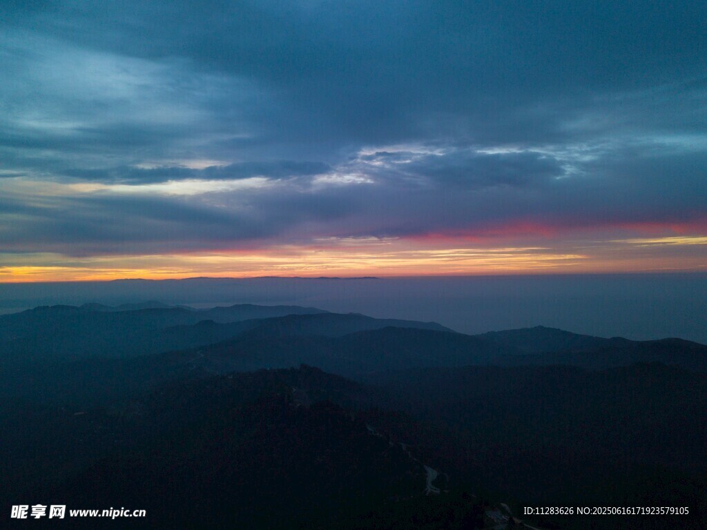 壯麗山間晚霞美景