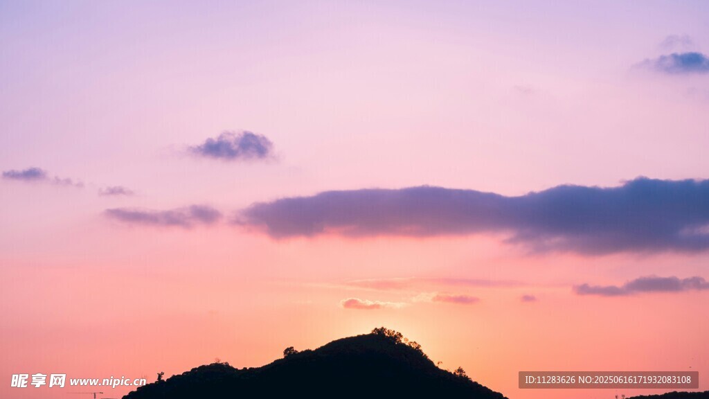 日落時分的山巒美景