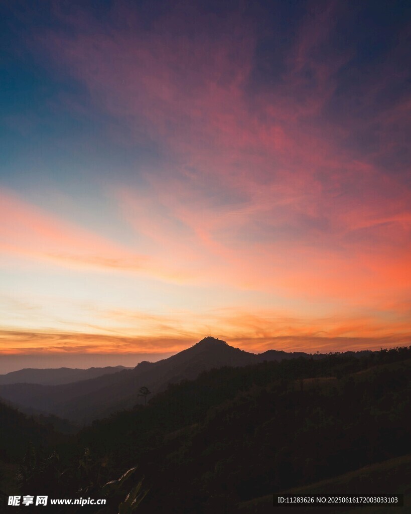 壯麗晚霞下的山巒美景