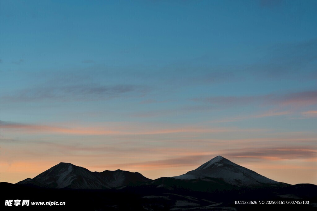 日落時分的壯麗山巒景色