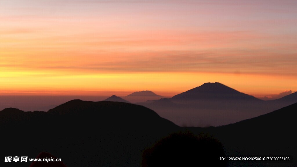 日出時(shí)分的壯麗山巒景色