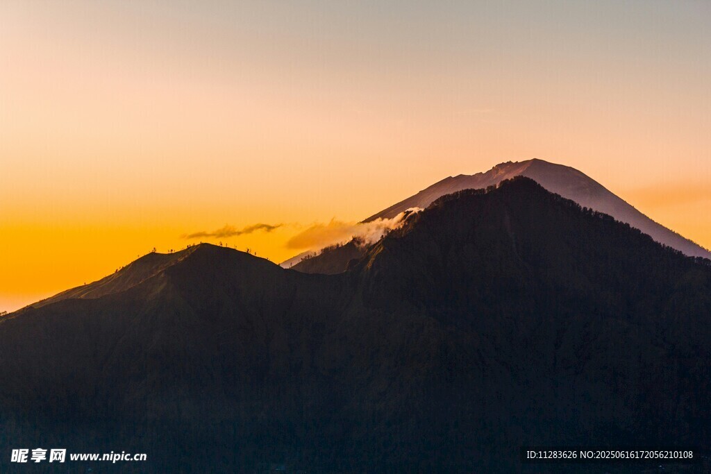 日落時分的壯麗山峰
