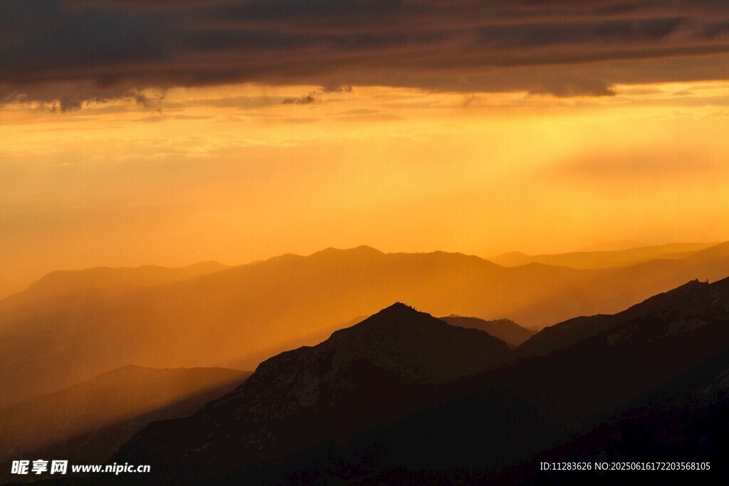 夕陽下的壯麗山巒景色