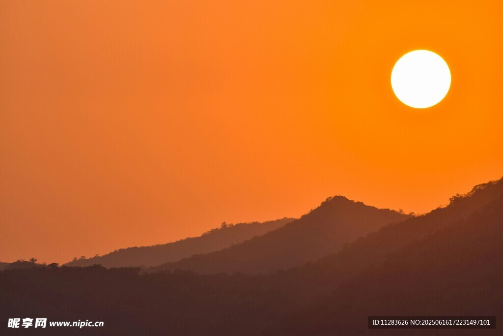 夕陽下的山巒美景