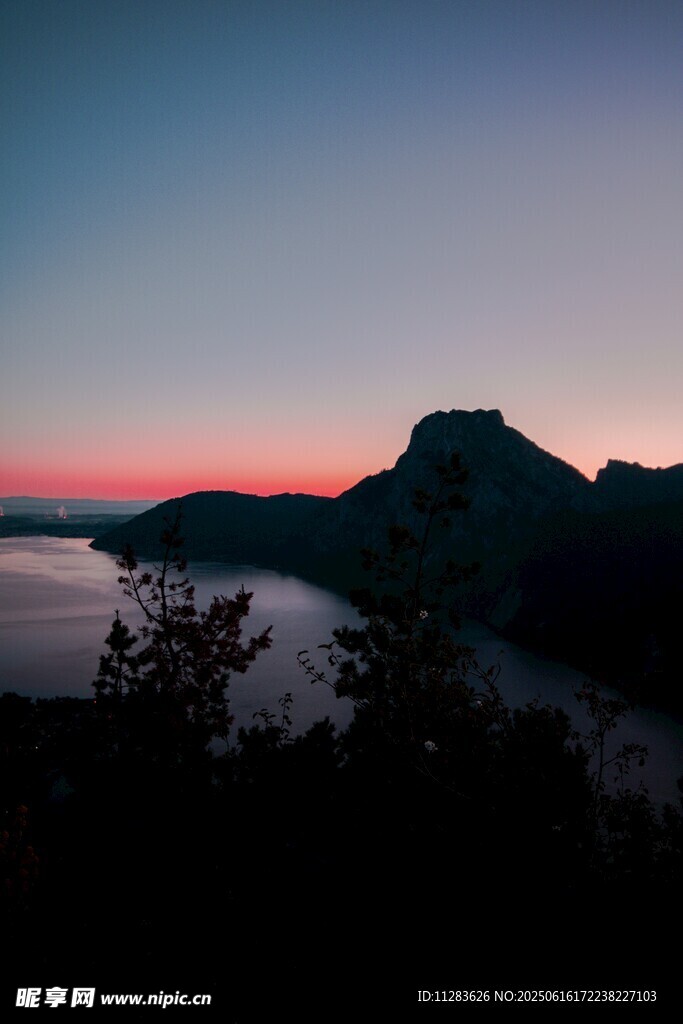 日出時分的山水美景