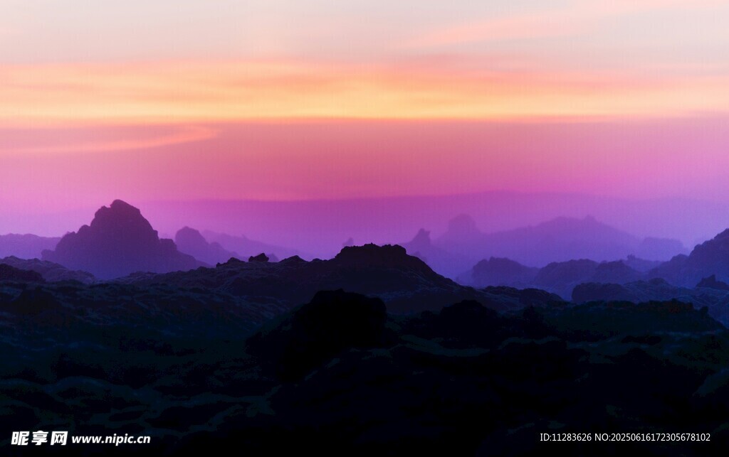 日落時(shí)分的山巒美景