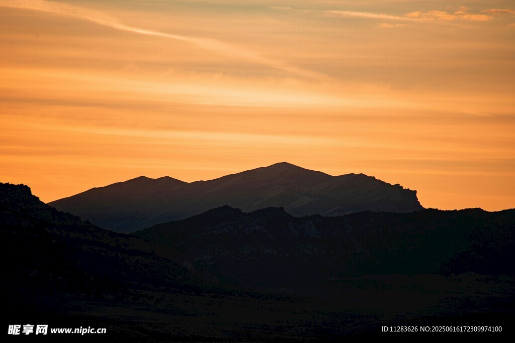 夕陽下的壯麗山巒