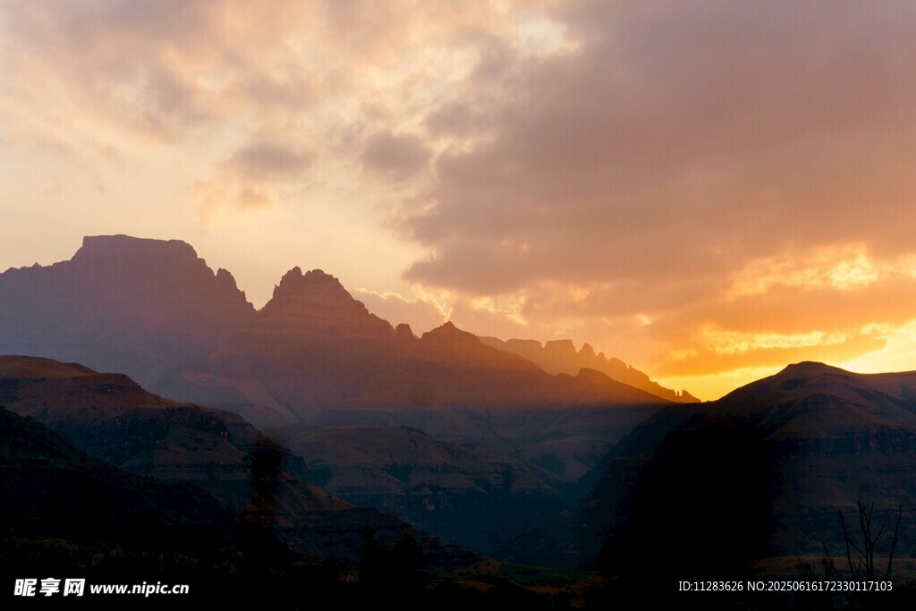 夕陽下的壯麗山巒
