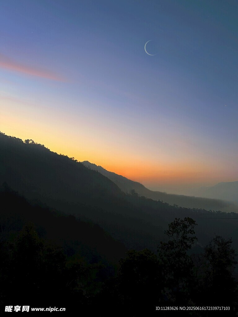 山間暮色中的彎月美景