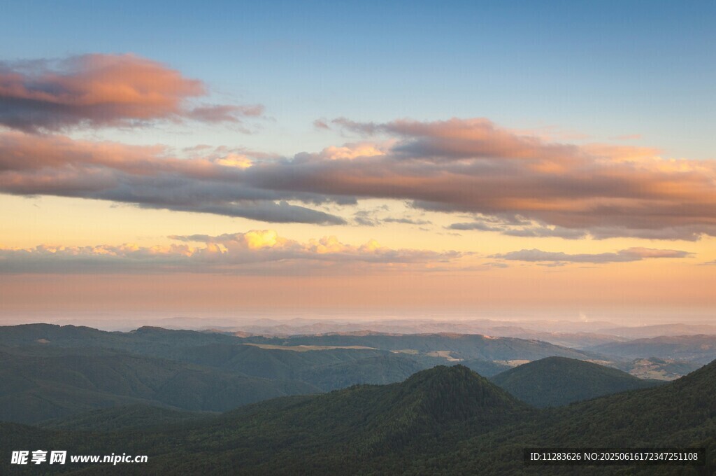 山間壯麗晚霞美景