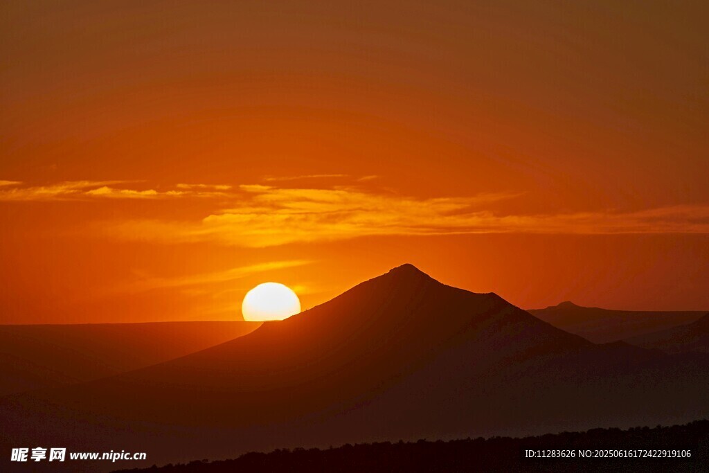 夕陽下的山巒美景