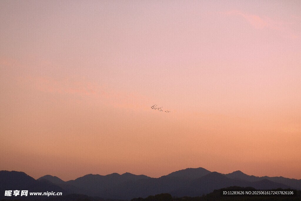 日落時(shí)分的遠(yuǎn)山美景