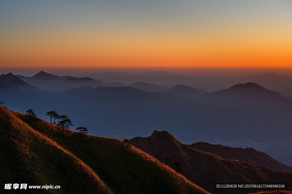 日出時(shí)分的壯美山巒景色