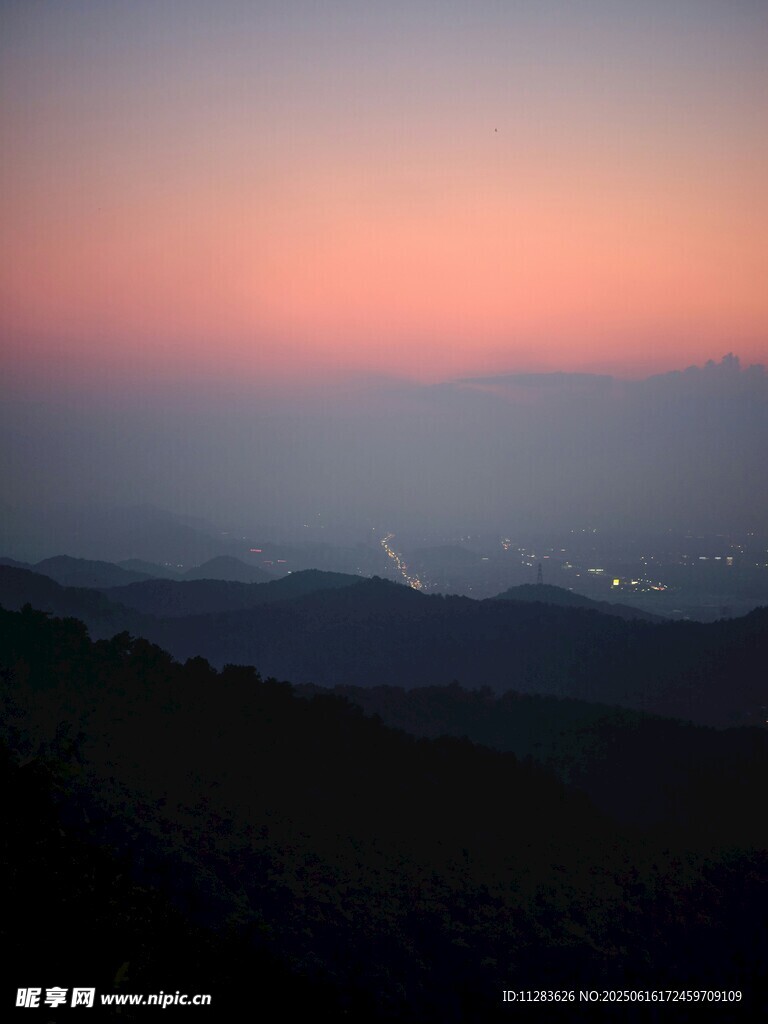 山間日落美景