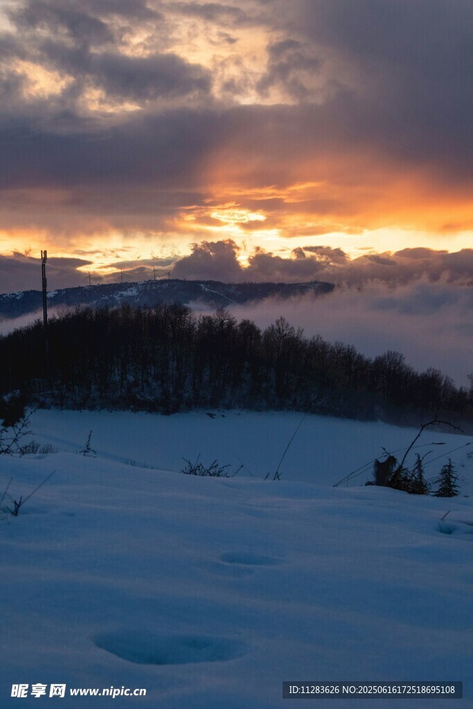 雪野上的壯麗日落景觀