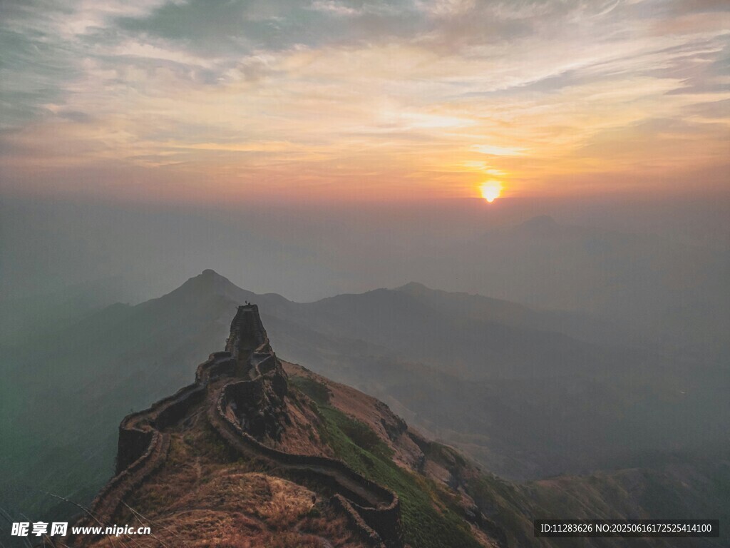 山頂壯麗日出美景