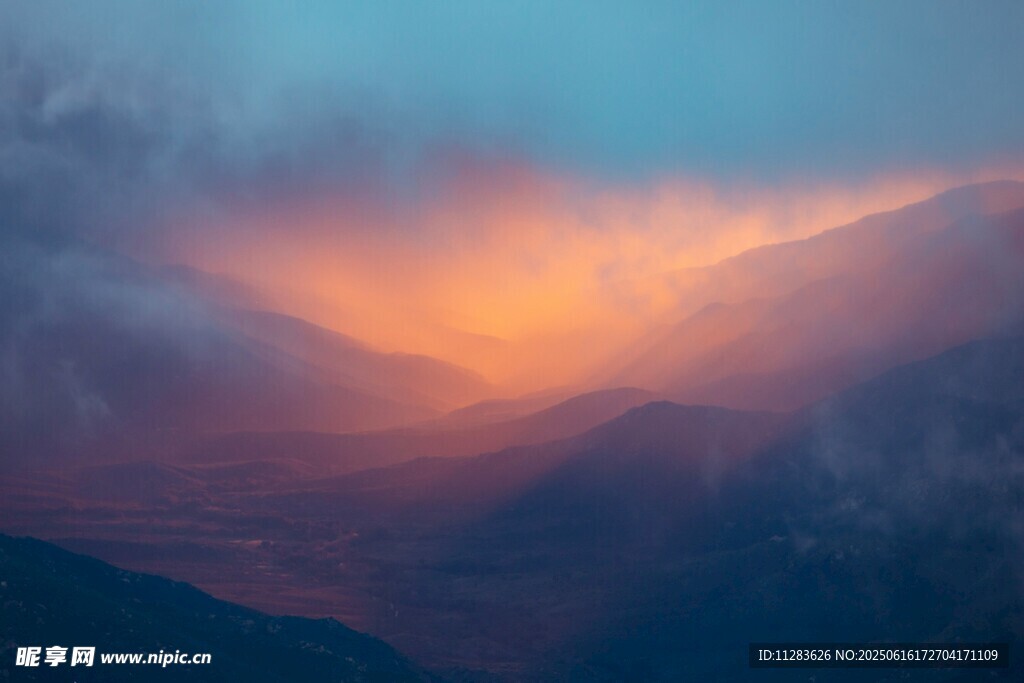 壯麗山間日出美景