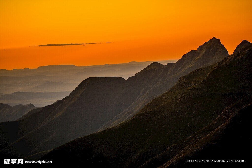夕陽下的壯麗山巒景色