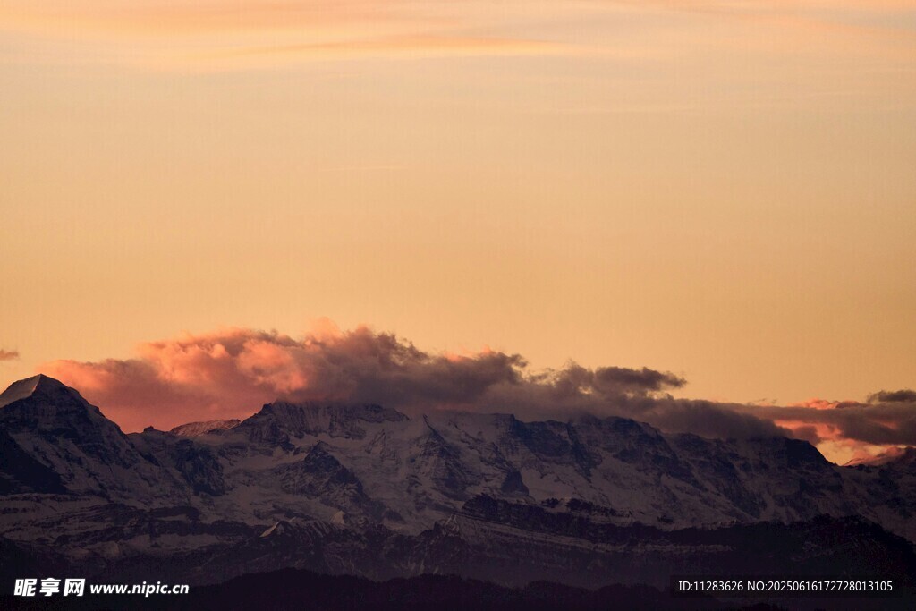 夕陽下的壯麗山巒