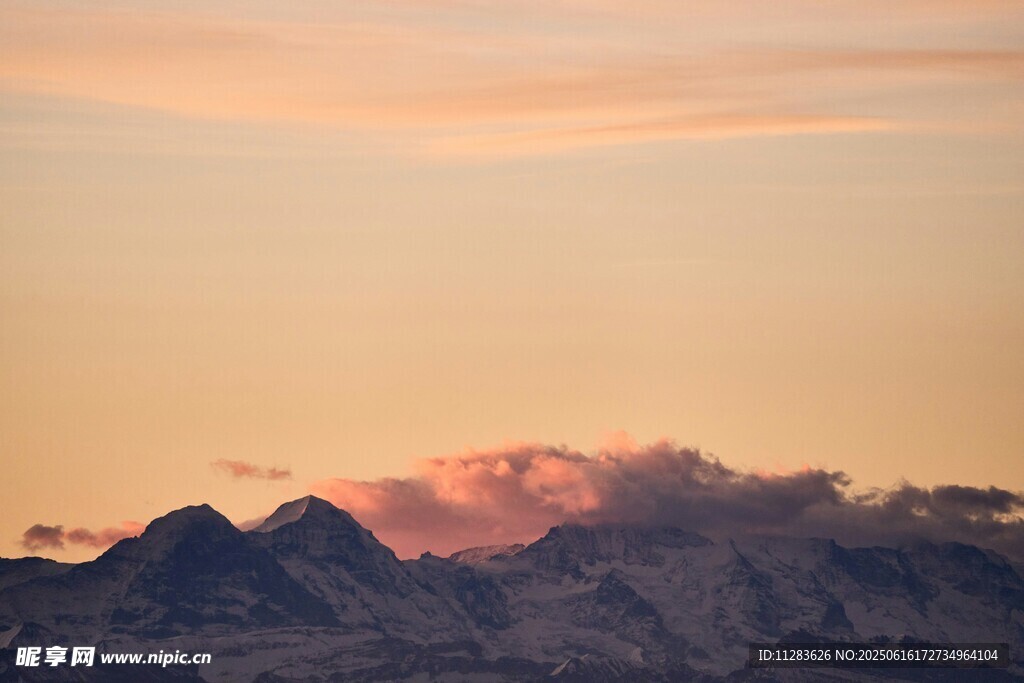 夕陽下的山巒美景