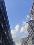 城市天際線與藍天白云