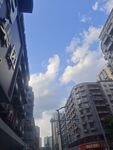 城市樓宇間的晴朗天空