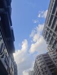 城市高樓與藍天白云