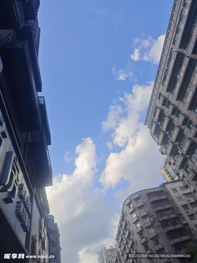 城市高樓與藍(lán)天白云