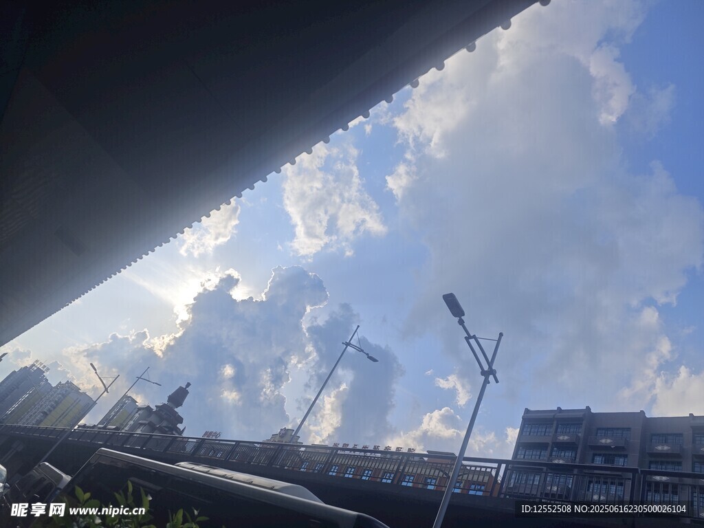城市上空的藍天白云景象