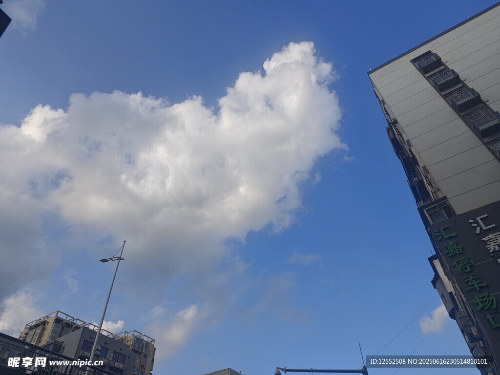 城市上空的白云
