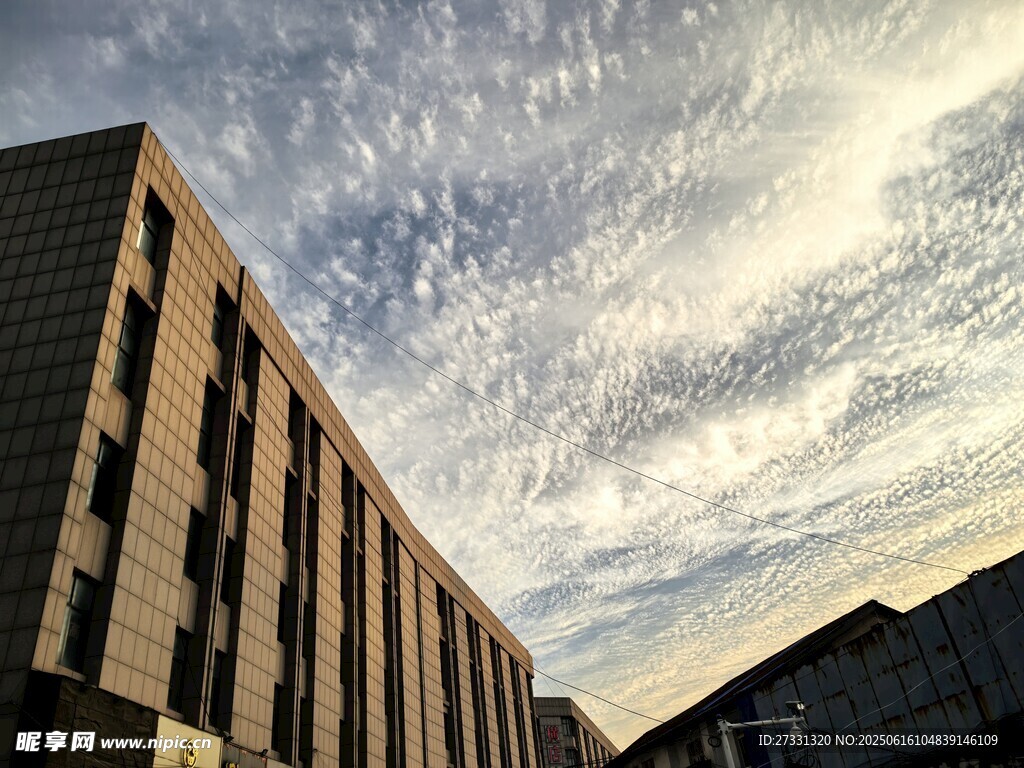 城市建筑與絢麗天空景觀