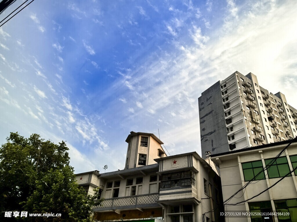 城市建筑與藍(lán)天白云景觀