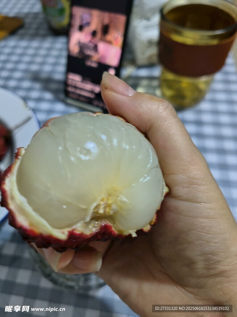 手捧剝開的新鮮荔枝