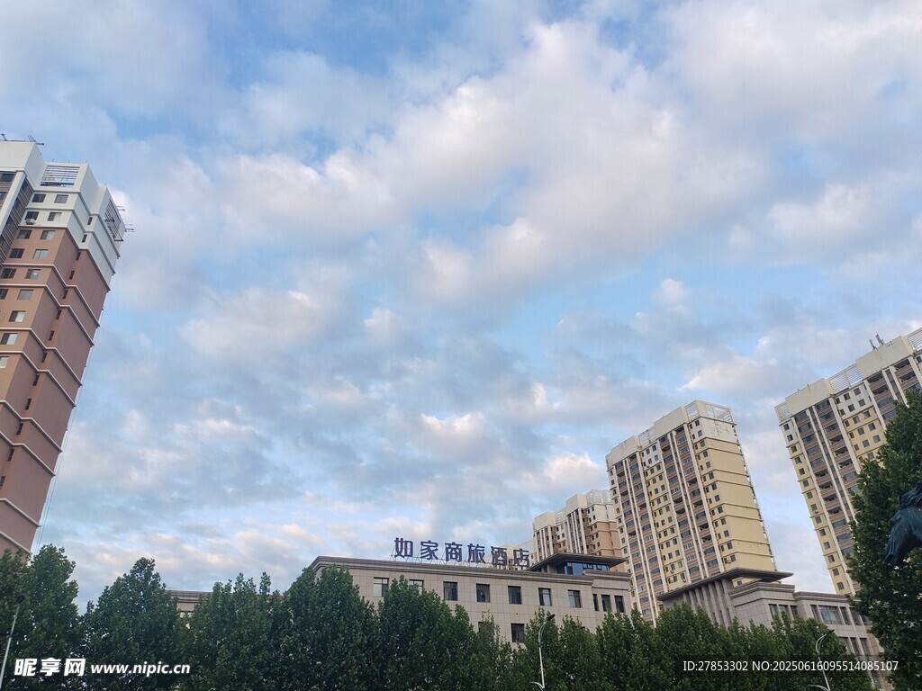 城市高樓與藍天白云景觀
