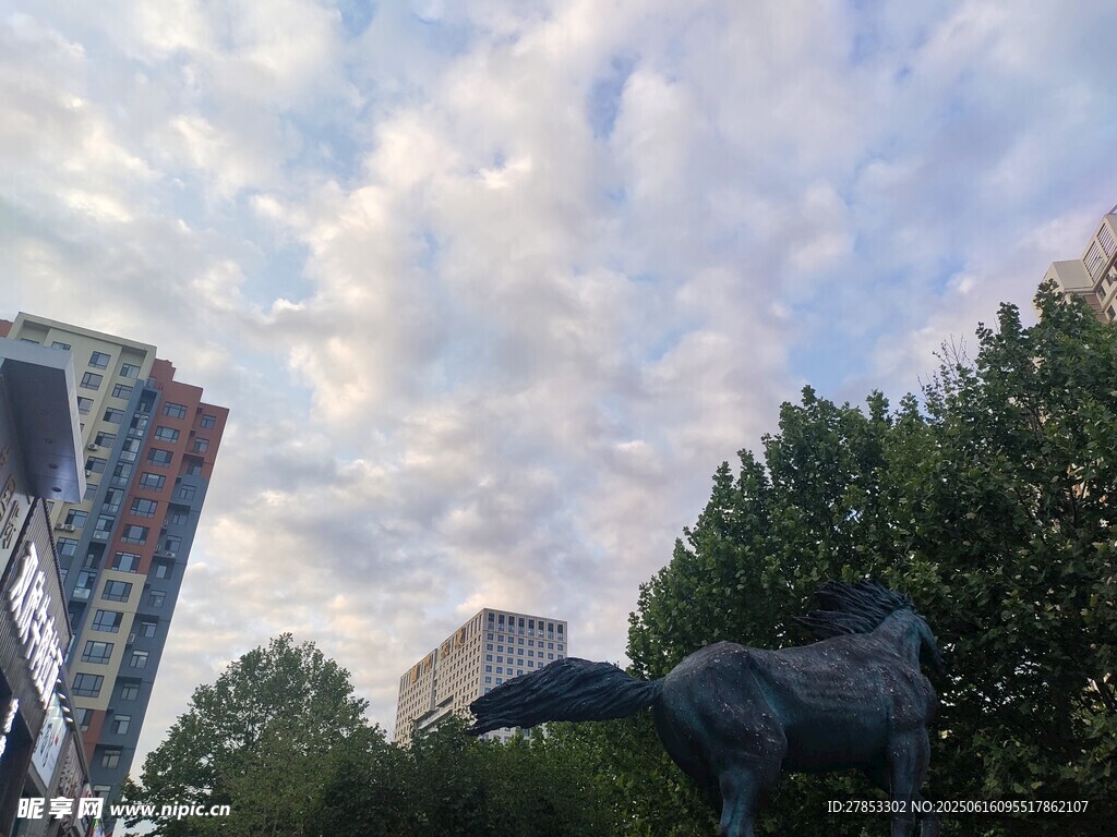 城市雕塑與綠樹藍(lán)天景觀